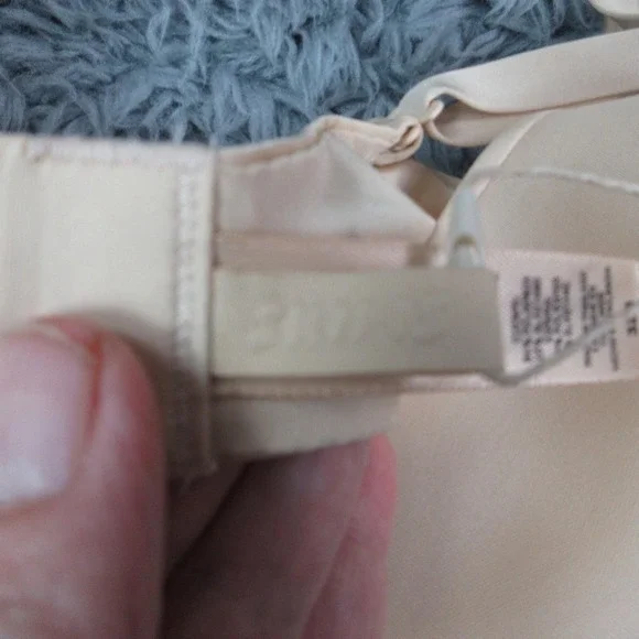 Skims Weightless Scoop Bra Womens 32D Beige Wireless T-Shirt Lightly Lined NWT - Picture 4 of 8